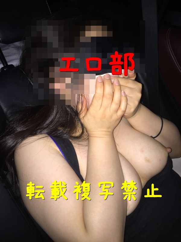 口を押えて感じるエロギャル